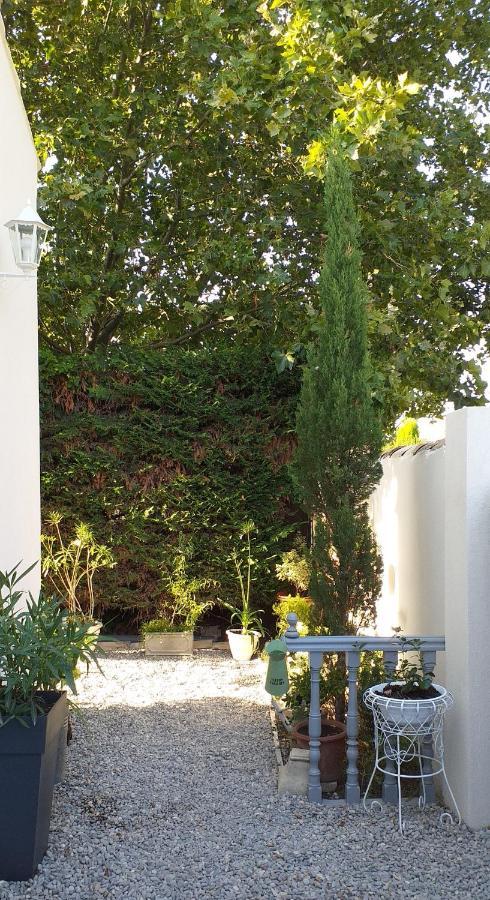 Отель Le Petit Jardin ... Л'Иль-сюр-ла-Сорг Экстерьер фото